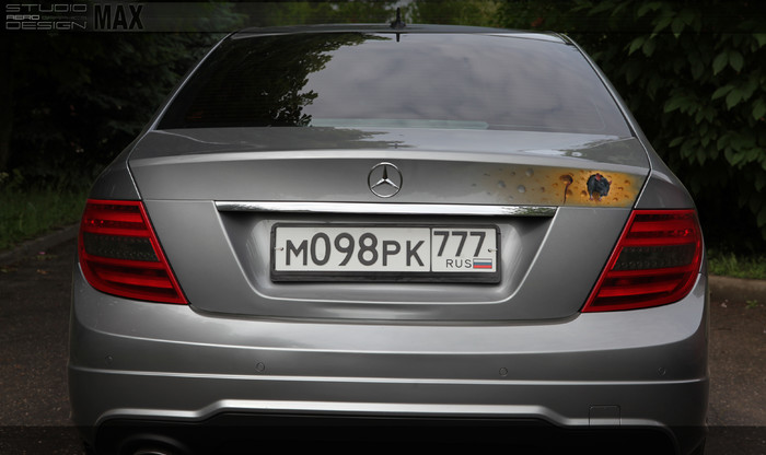 Аэрография на Mercedes-Benz, рисунок серой мышки на крышке багажника авто, фото аэрографии мышка